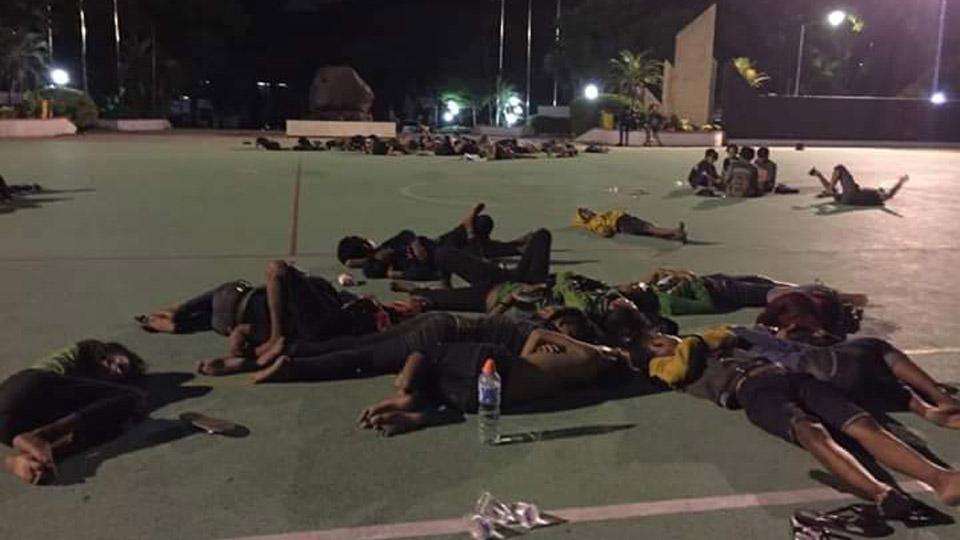 Kelompok suporter Persebaya Surabaya, Bonek, tiba di Jakarta. - INDOSPORT